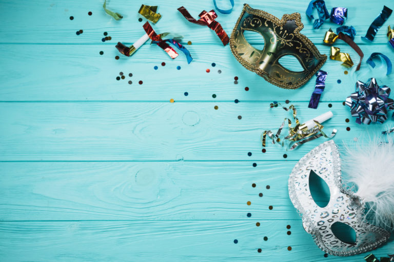 Fundo azul turquesa com confetes, fitas e máscaras de carnaval