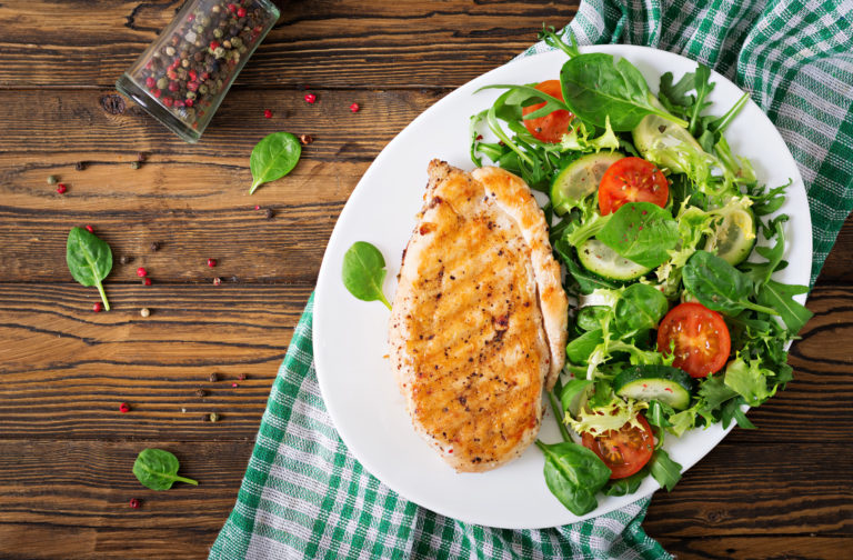 Saúde e nutrição, foto apresenta um prato de salada com peito de frango grelhado